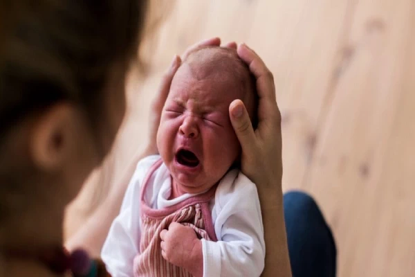 اسباب البكاء الهستيري عند الاطفال الرضع