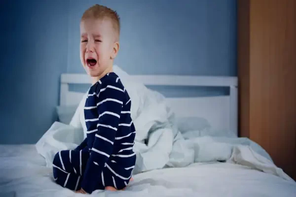 سبب بكاء الطفل عند النوم عمر سنة ونصف